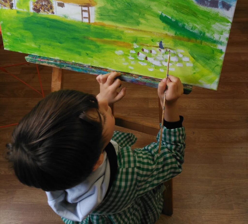 Niño pintando en taller de pintura en A Coruña